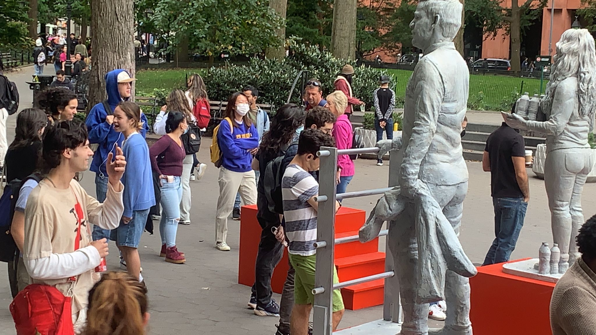 25 Funny Times People Had Fun Posing With Statues - Bouncy Mustard